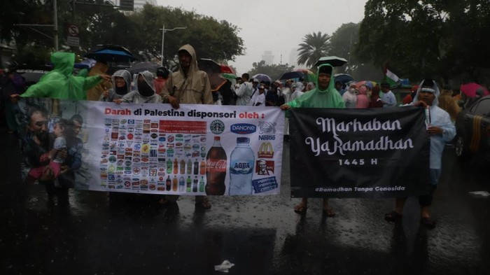 Diguyur Hujan, Massa Bela Palestina Tetap Gelar Aksi di Depan Kedubes AS Meski diguyur hujan, massa bela Palestina tetap melakukan aksi di depan kedutaan besar Amerika Serikat, Jakarta. Nih potretnya.