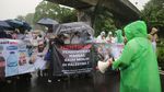 Diguyur Hujan, Massa Bela Palestina Gelar Aksi di Depan Kedubes AS