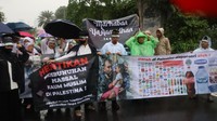 Peserta aksi menyerukan gerakan #Ramadhan tanpa produk genosida .