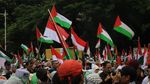 Diguyur Hujan, Massa Bela Palestina Gelar Aksi di Depan Kedubes AS