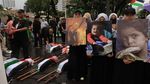 Diguyur Hujan, Massa Bela Palestina Gelar Aksi di Depan Kedubes AS