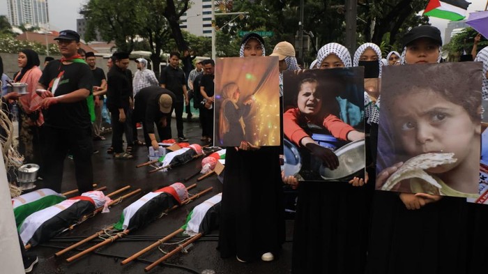 Diguyur Hujan, Massa Bela Palestina Tetap Gelar Aksi di Depan Kedubes AS Meski diguyur hujan, massa bela Palestina tetap melakukan aksi di depan kedutaan besar Amerika Serikat, Jakarta. Nih potretnya.