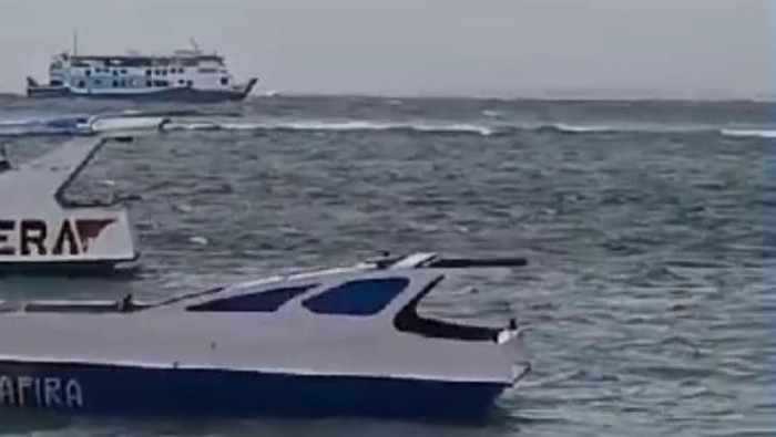 Dua kapal feri di Sumenep terjebak cuaca buruk