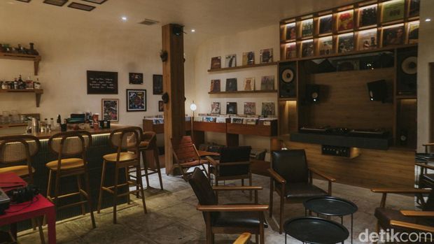 Foam Vinyl & Coctail Bar