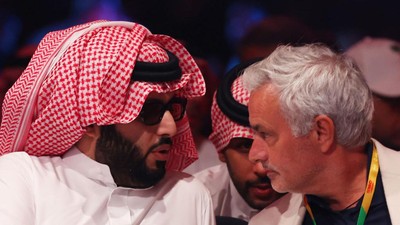 Potret Jose Mourinho Nonton Anthony Joshua Vs Francis Ngannou di Arab