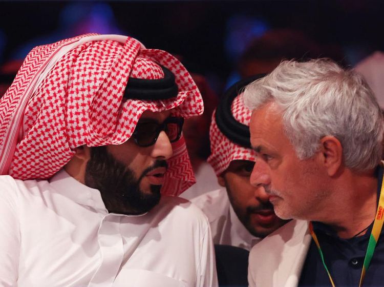 Potret Jose Mourinho Nonton Anthony Joshua Vs Francis Ngannou di Arab