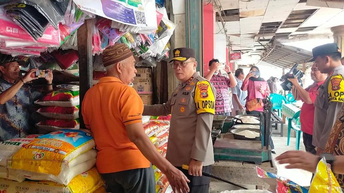 Kapolda Lampung Irjen Helmy Santika saat mengecek stok beras.