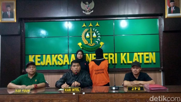 Kejari Klaten konferensi pers penangkapan terpidana kasus penipuan perempuan inisial SK (57), Sabtu (9/3/2024). SK sebelumnya sempat jadi buron.