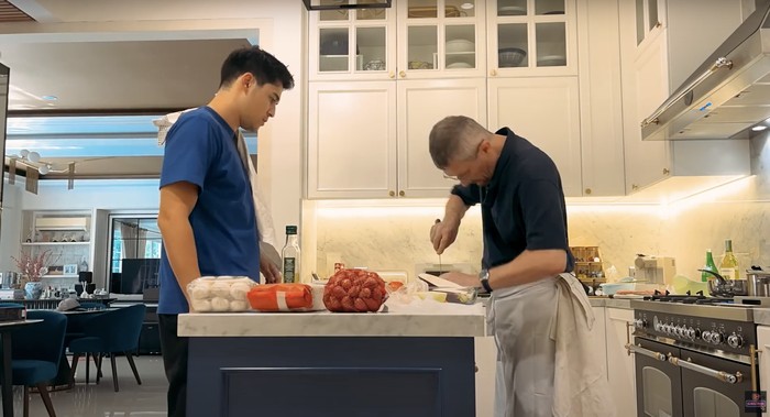 Keseruan Maxime dan Ayahnya Masak Ikan hingga Tiramisu untuk Luna Maya