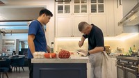 Begini penampakan Luna Maya ketika belum pulang main tenis. Maxime Bouttier dan ayahnya sudah sibuk menyiapkan bahan-bahan untuk dimasak. Foto: Youtube / Luna Maya