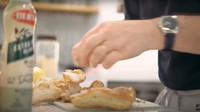 Ayah dari kekasih Luna Maya itu juga menyiapkan roti yang tampaknya akan digunakan untuk membuat garlic bread. Foto: Youtube / Luna Maya
