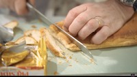 Seperti ini momen ketika Patrice Bouttier sedang memotong roti yang akan disajikan sebagai pelengkap hidangan berat. Foto: Youtube / Luna Maya