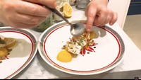 Papa Maxime Bouttier pun mulai menata piring dengan masakan-masakan yang sudah dibuat. Diawali dengan menata sepiring hidangan yang bahan dasarnya adalah ikan. Foto: Youtube / Luna Maya