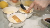 Tidak lupa Maxime dan ayahnya juga menyiapkan dessert untuk Luna Maya. Mereka pun menyiapkan dessert sederhana berupa tiramisu di cup seperti ini. Foto: Youtube / Luna Maya