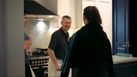 Sehabis pulang tenis, Luna Maya sempat dikejutkan oleh pacar dan calon ayah mertuanya. Ia diberi kejutan hidangan lezat yang dimasak sendiri oleh Maxime dan ayahnya. Foto: Youtube / Luna Maya