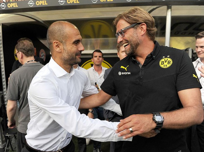 (GERMANY OUT) Fussball, Saison 2013-2014,  Supercup 2013, Finale, Borussia Dortmund - FC Bayern München, Begrüßung zwischen Trainer Pep Guardiola (Bayern München), li., und Trainer Jürgen Klopp (Borussia Dortmund)  (Photo by Team 2 Sportphoto/ullstein bild via Getty Images)