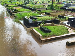 Warga Keluhkan Banjir di TPU Semper Saat Ziarah Jelang Bulan Ramadan