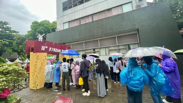 Staf KB Bank di acara Korean Festival Day yang dihelat oleh Universitas Gadjah Mada.