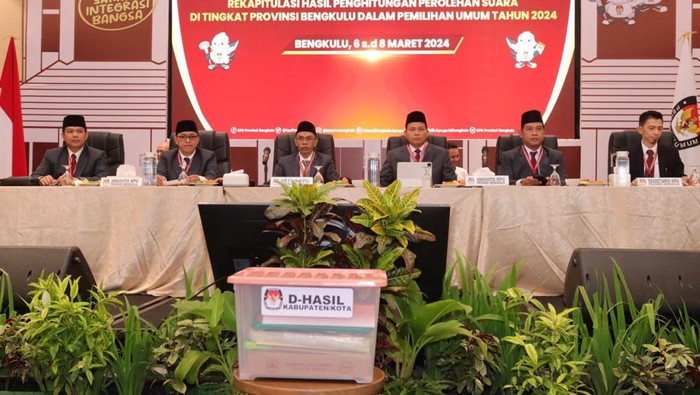 KPU Bengkulu saat pleno umumkan nama-nama pemenang Pemilu 2024.