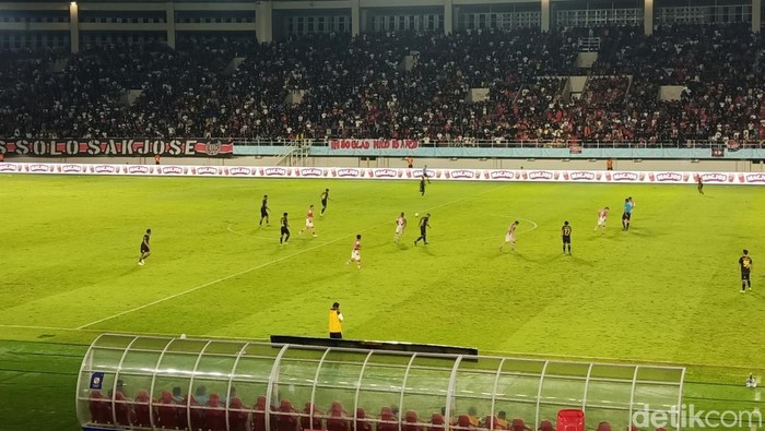 Laga Persis Solo menghadapi Barito Putera pada pekan ke-28 Liga 1 2023/2024 di Stadion Manahan, Solo, Sabtu (9/3/2024).