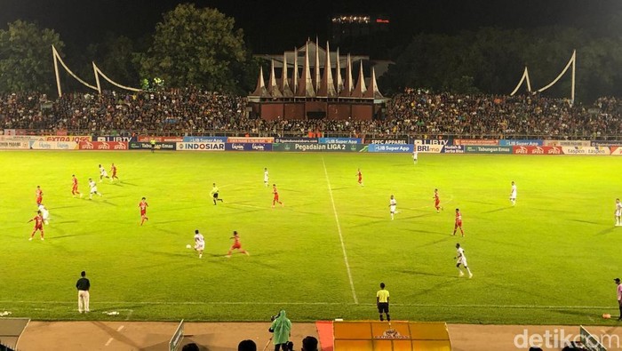 Laga Semen Padang FC vs PSBS Biak