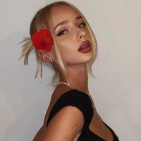 Sebelumnya Lola sendiri telah mendapat berbagai hujatan dan meminta maaf atas kesalahannya. Ia bahkan menutup akunnya karena ancaman kematian. Aku meminta maaf karena menyinggung perasaan para pengikut (agama Katolik). Aku sangat menyesal, katanya.Foto: Instagram