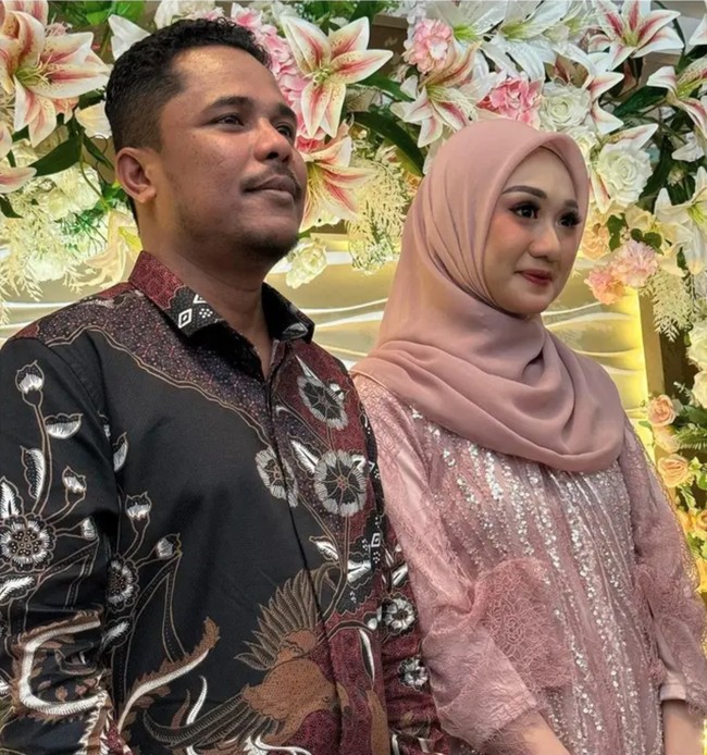 Momen pertunangan komika asal Papua dengan penggemarnya itu baru diketahui setelah dibagikan oleh para kerabatnya. Tak sedikit juga yang salfok dengan paras Nafha yang cantik. Foto: Instagram/@alyakbar_