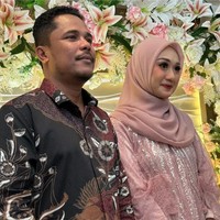 Momen pertunangan komika asal Papua dengan penggemarnya itu baru diketahui setelah dibagikan oleh para kerabatnya. Tak sedikit juga yang salfok dengan paras Nafha yang cantik. Foto: Instagram/@alyakbar_