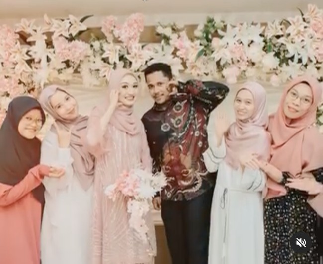 Perkenalan Mamat dan Nafha diketahui berawal dari challenge viral ‘Pacarku Superstar’. Kala itu video Nafha saat mengikuti challenge tersebut sempat menjadi viral. Foto: Instagram/@nafhafirah