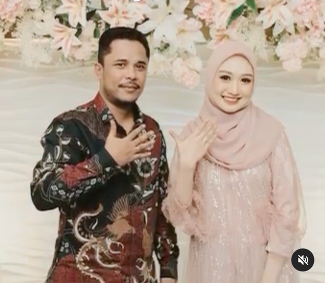 Melalui akun Instagram pribadinya Nafha sendiri sudah membagikan beberapa foto-foto lamarannya dengan Mamat. Unggahan tersebut pun dibanjiri dengan ucapan selamat dari para netizen. Foto: Instagram/@nafhafirah