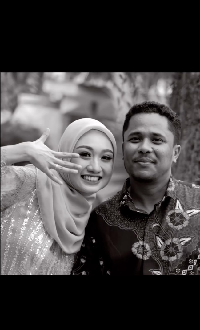 Kini sudah resmi bertunangan dan akan segera melangkah ke pelaminan, keduanya tampak begitu bahagia. Keduanya pun memamerkan senyum mereka ke arah kamera. Foto: Instagram/@bintang9studio