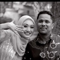 Kini sudah resmi bertunangan dan akan segera melangkah ke pelaminan, keduanya tampak begitu bahagia. Keduanya pun memamerkan senyum mereka ke arah kamera. Foto: Instagram/@bintang9studio