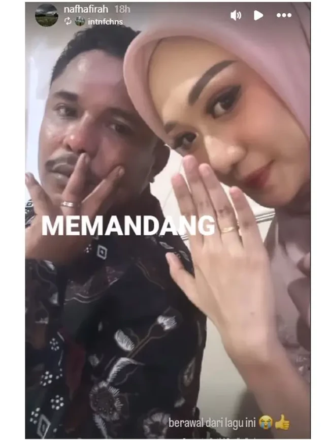 Dibagikan oleh kerabatnya, begini potret saat keduanya memamerkan cincin tunangan. Melihat dari unggahan sahabatnya, Praz Teguh, Mamat dan Nafha ternyata sudah saling mengenal dan bertemu sejak tahun 2023. Foto: Instagram/@bintang9studio