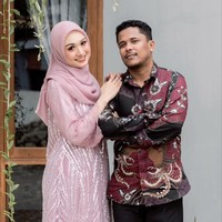 Tepat pada Kamis (7/3/24) komika Mamat Alkatiri melangsungkan acara lamaran dengan wanita bernama Nafha Firah. Rupanya Nafha sendiri awalnya merupakan penggemar Mamat sekaligus seorang TikToker. Foto: Instagram/@bintang9studio