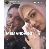 Dibagikan oleh kerabatnya, begini potret saat keduanya memamerkan cincin tunangan. Melihat dari unggahan sahabatnya, Praz Teguh, Mamat dan Nafha ternyata sudah saling mengenal dan bertemu sejak tahun 2023. Foto: Instagram/@bintang9studio