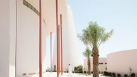 Arsitektur masjid ini terinspirasi dari warisan Oman. Desain yang tak lekang oleh waktu ini mengintegrasikan bentuk geometris secara strategis untuk manfaat akustik dan lingkungan. Foto: Firas Al Raisi via Dezeen