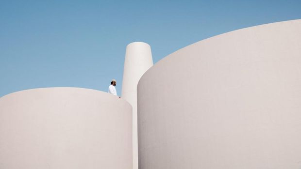 Masjid unik dengan menara kerucut, Masjid Bab Al Salam di Oman/Firas Al Raisi via Dezeen