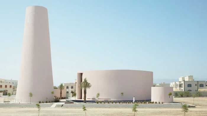 Masjid unik dengan menara kerucut, Masjid Bab Al Salam di Oman/Firas Al Raisi via Dezeen