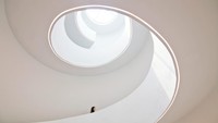 Bagian tangga di dalam ruangan dibuat memutar ke atas. Foto: Firas Al Raisi via Dezeen