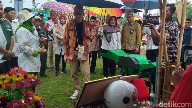 Menparekraf Sandiaga Salahuddin Uno melaunching ADWI di Desa Bugisan, Kecamatan Prambanan, Klaten, Sabtu (9/3/2024).