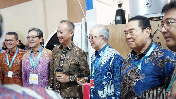 Menperin di booth Daihatsu.