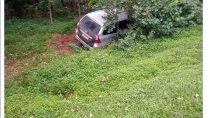 Mobil nyungsruk di Tol Jagorawi