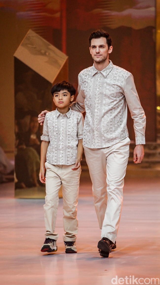 Inilah koleksi busana Lebaran 2024 kolaborasi Benang Jarum x Dian Pelangi yang terinspirasi dari kain tenun Palembang. Foto: Andhika Prasetia/detik.