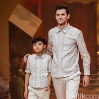 Inilah koleksi busana Lebaran 2024 kolaborasi Benang Jarum x Dian Pelangi yang terinspirasi dari kain tenun Palembang. Foto: Andhika Prasetia/detik.