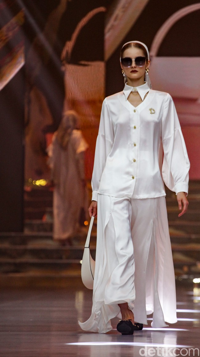 Inilah koleksi busana Lebaran 2024 kolaborasi Benang Jarum x Dian Pelangi yang terinspirasi dari kain tenun Palembang. Foto: Andhika Prasetia/detik.