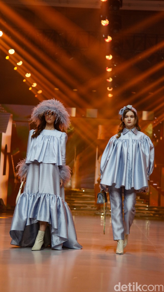 Inilah koleksi busana Lebaran 2024 kolaborasi Benang Jarum x Dian Pelangi yang terinspirasi dari kain tenun Palembang. Foto: Andhika Prasetia/detik.