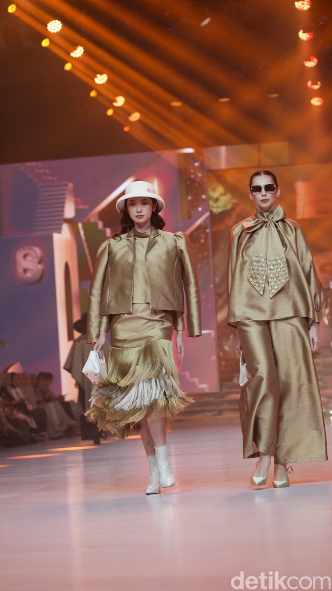 Inilah koleksi busana Lebaran 2024 kolaborasi Benang Jarum x Dian Pelangi yang terinspirasi dari kain tenun Palembang. Foto: Andhika Prasetia/detik.