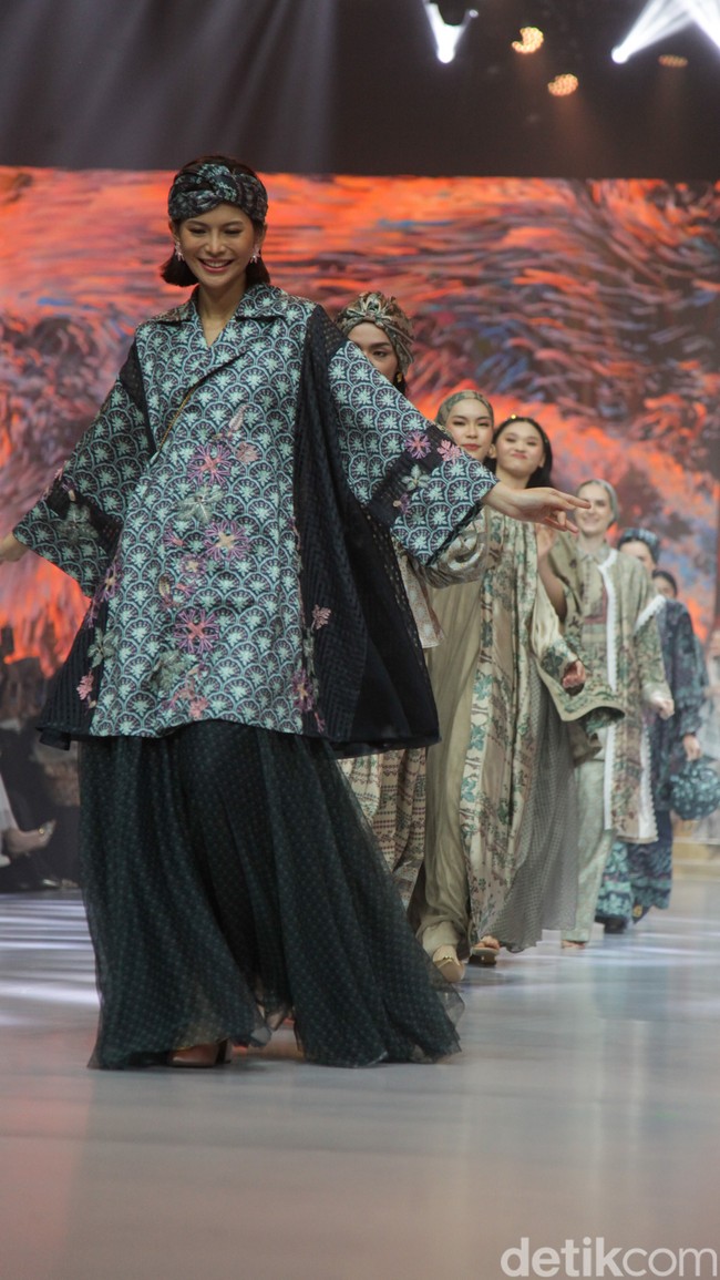 Inilah koleksi busana Lebaran 2024 kolaborasi Benang Jarum x Dian Pelangi yang terinspirasi dari kain tenun Palembang. Foto: Andhika Prasetia/detik.