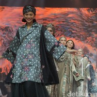 Inilah koleksi busana Lebaran 2024 kolaborasi Benang Jarum x Dian Pelangi yang terinspirasi dari kain tenun Palembang. Foto: Andhika Prasetia/detik.