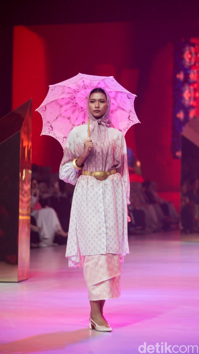 Inilah koleksi busana Lebaran 2024 kolaborasi Benang Jarum x Dian Pelangi yang terinspirasi dari kain tenun Palembang. Foto: Andhika Prasetia/detik.
